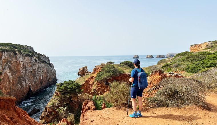 eurohike-wanderreisen-portugal-kuestenwandern-algarve-aussichtsplatz-panorama-felsen-meer-wanderer