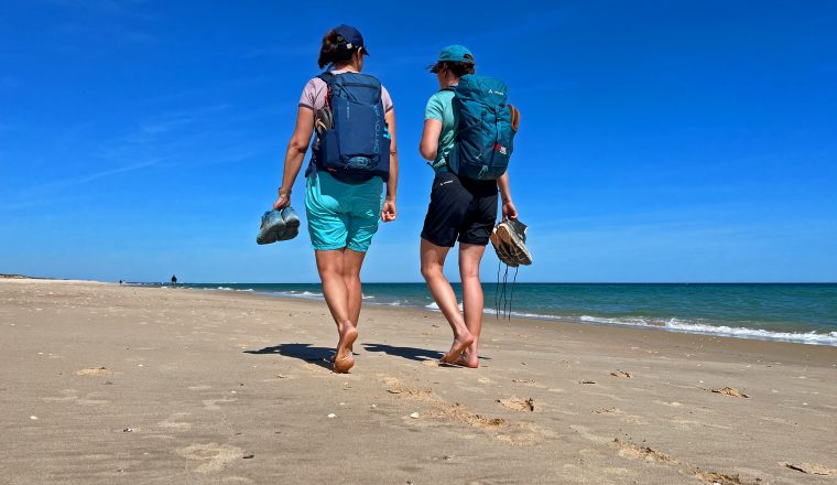 eurohike-wanderreisen-portugal-kuestenwandern-algarve-ilha-de-tavira-wanderer-am-strand-nahe