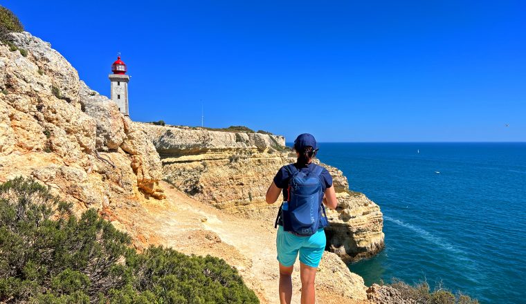 eurohike-wanderreisen-portugal-kuestenwandern-algarve-kuestenpfad-weisser-stein-wanderer-leuchtturm-nah - Copy